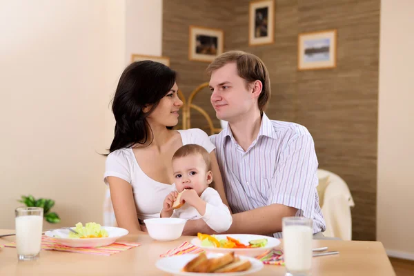 Familia joven en casa comiendo —  Fotos de Stock