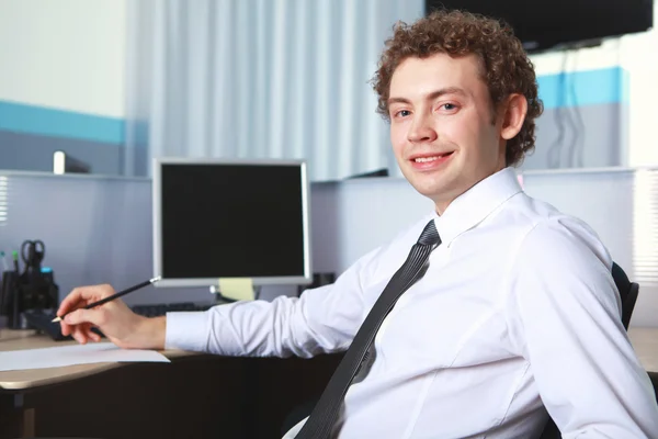 Młody Biznesmen Uśmiechający Się Wizytowym Biurze — Zdjęcie stockowe