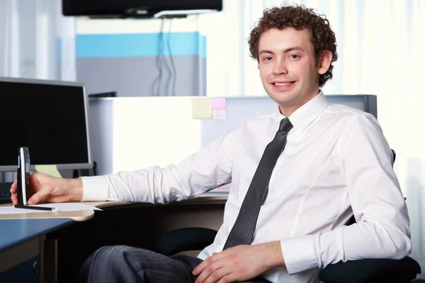 En ung affärsman i office — Stockfoto