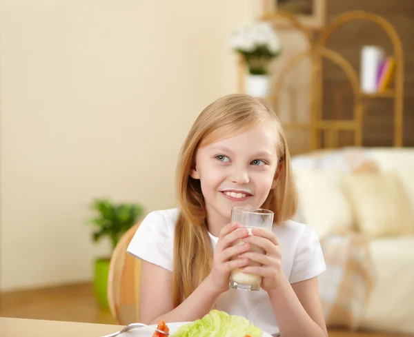 Kleines Mädchen Mit Gesundem Essen Hause — Stockfoto