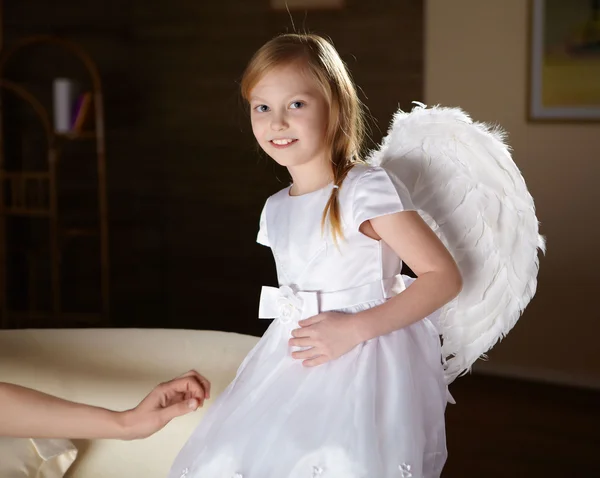 在天使的翅膀白色连衣裙的小女孩 — 图库照片