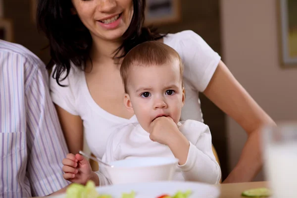 Νεαρή Οικογένεια Στο Σπίτι Τρώει Μαζί Ένα Μωρό — Φωτογραφία Αρχείου