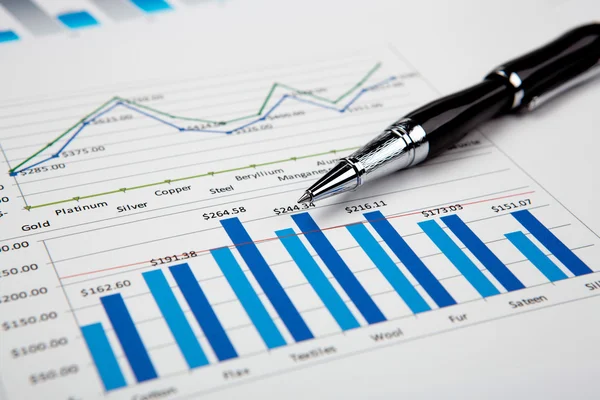 Finanzdiagramme Und Grafiken Auf Dem Desktop Mit Stift — Stockfoto