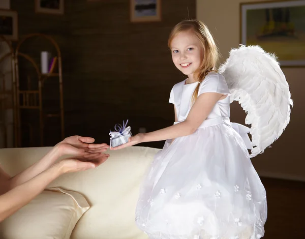 Dziewczyna w białej przebrane za anioła — Zdjęcie stockowe