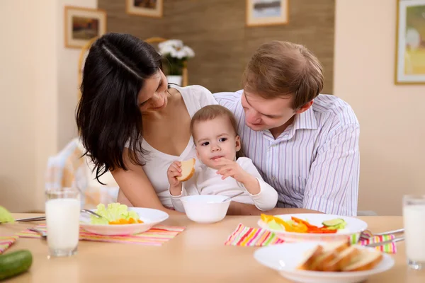 与婴儿一起在家里吃饭的年轻家庭 — 图库照片
