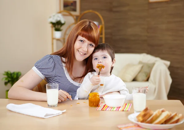 Mother feeding a baby at home — Stock Photo, Image