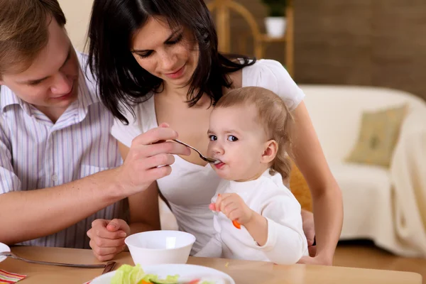 Jong Gezin Thuis Eten Samen Met Een Baby — Stockfoto
