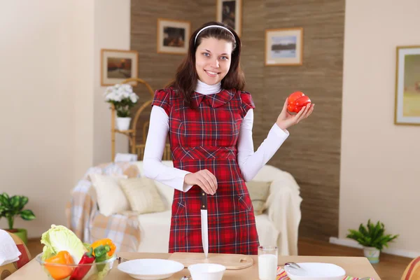 Ein junges Mädchen kocht zu Hause — Stockfoto