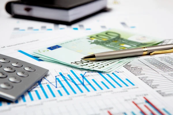Finanzdiagramme Und Diagramme Auf Dem Tisch Mit Anleihen — Stockfoto