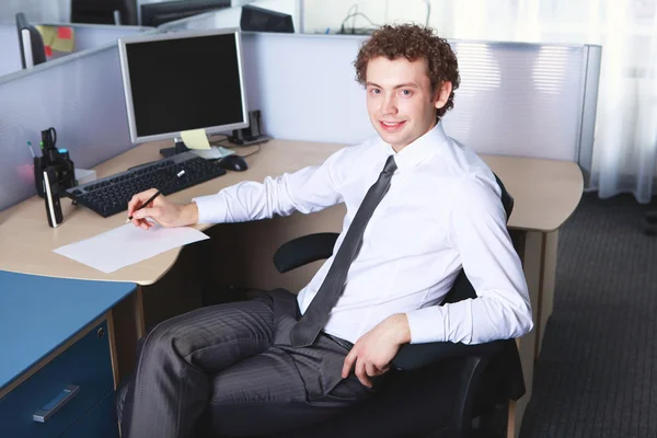 Un giovane uomo d'affari in carica — Foto Stock