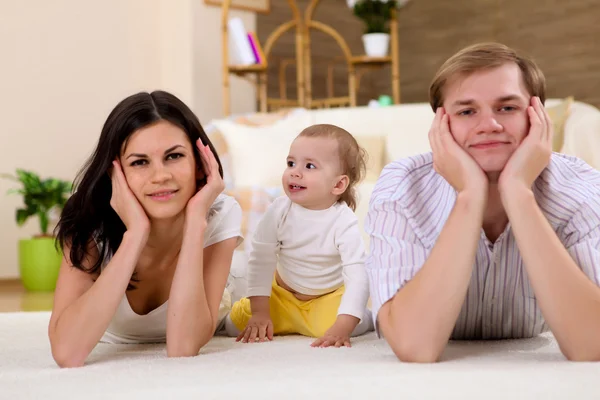 Joven Familia Feliz Jugando Con Bebé Sala Estar —  Fotos de Stock
