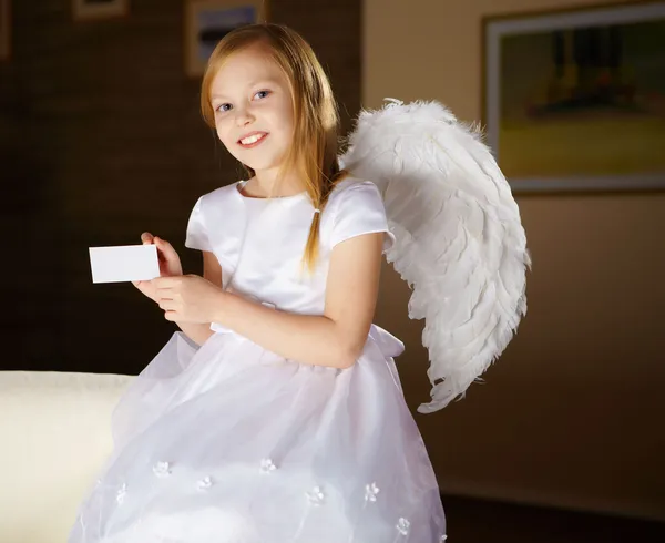 Meisje in het wit gekleed als een engel — Stockfoto