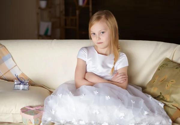 Una Bella Bambina Vestita Bianco Seduta Divano Con Regalo Casa — Foto Stock