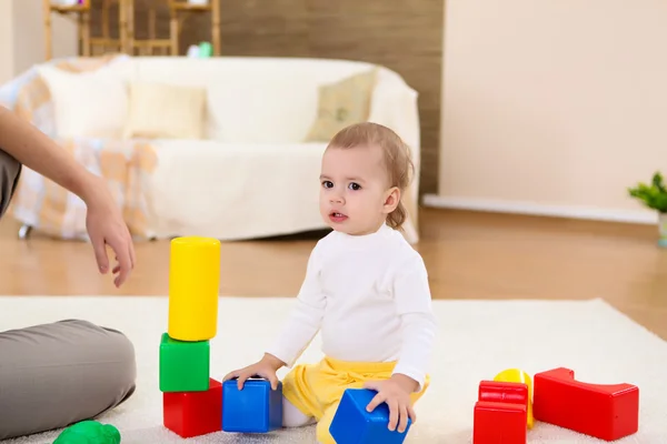Fiatal család otthon játszik a baba — Stock Fotó