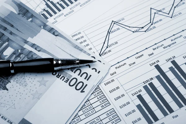 Pénzügyi Kimutatások Grafikonok Asztalon — Stock Fotó