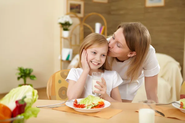 Egy Tinédzser Lánya Ekitchen Anyjával Otthon Birtoklás Étkezés Együtt — Stock Fotó