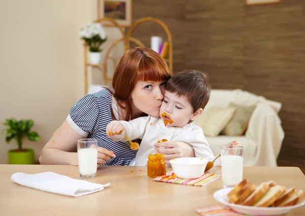 Mãe alimentando um bebê em casa — Fotografia de Stock