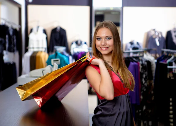 Молода Дівчина Магазині Купує Одяг — стокове фото