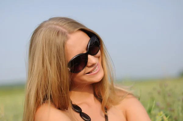 Mutlu Gülen Alanındaki Gözlüklü Genç Kadın — Stok fotoğraf