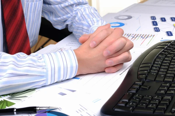 Ein Junger Geschäftsmann Arbeitet Einem Büro Seinem Arbeitsplatz — Stockfoto