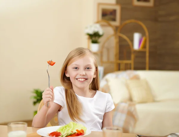 Κοριτσάκι, έχοντας το γεύμα στο σπίτι — Φωτογραφία Αρχείου