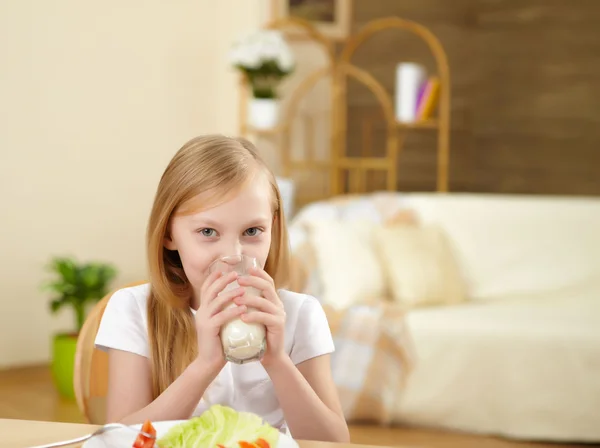 自宅で食事を持つ少女 — ストック写真