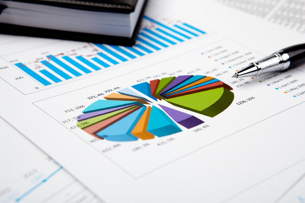 финансовые диаграммы и графики на столе