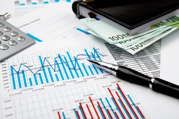 Grafici Grafici Finanziari Sul Tavolo Con Penna — Foto Stock