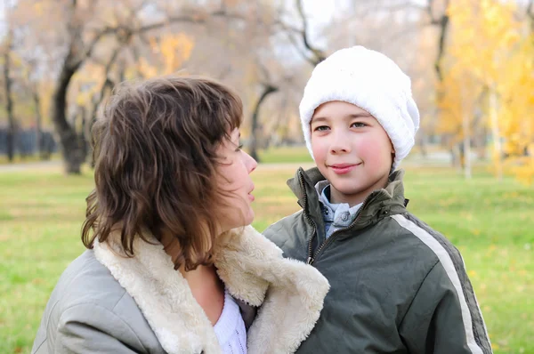母亲和儿子一起在秋天公园开心 — 图库照片