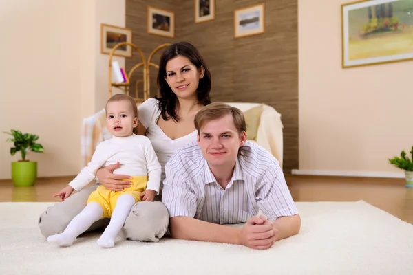 거실에서 아기와 — 스톡 사진