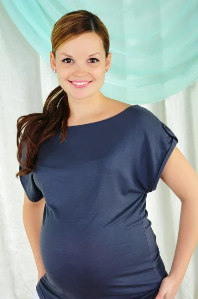 Retrato Una Joven Embarazada Sobre Fondo Claro — Foto de Stock