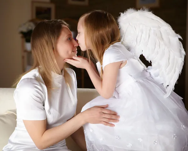 Menina Vestida Branco Como Anjo Beijando Uma Mulher — Fotografia de Stock