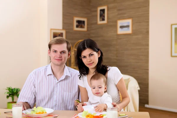 年轻的家庭在家里吃饭。 — 图库照片