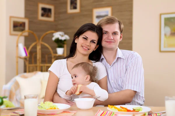 Família Jovem Casa Tendo Refeição Junto Com Bebê — Fotografia de Stock