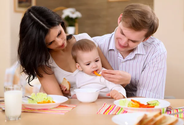 Jeune Famille Maison Train Manger Avec Bébé — Photo