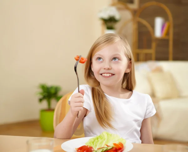 Liten flicka att ha måltid hemma — Stockfoto