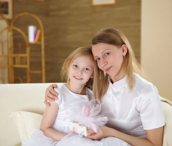 Moeder met tiener dochter thuis — Stockfoto