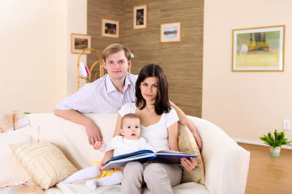 Mladá Šťastná Rodina Dítětem Obývacím Pokoji — Stock fotografie