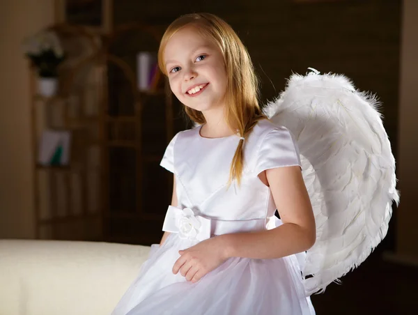 Dívka v bílém oblečení jako anděl — Stock fotografie