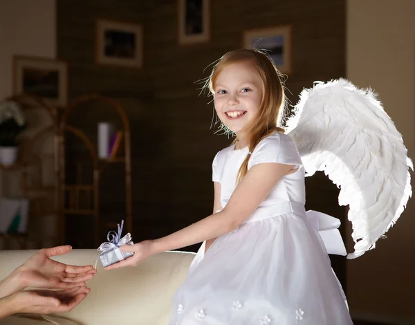 Meisje in het wit gekleed als een engel — Stockfoto