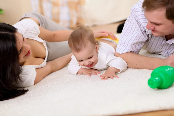 Genç ailesi evde bebekle oynarken — Stok fotoğraf