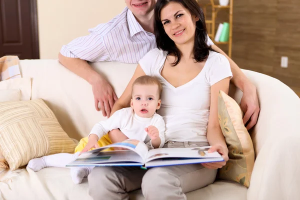Jonge familie thuis spelen met een baby — Stockfoto