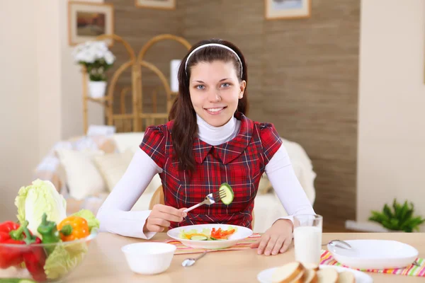 Chica joven comiendo comida saludable en casa —  Fotos de Stock