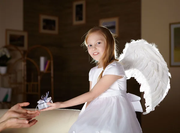 Ένα Κοριτσάκι Λευκό Φόρεμα Φτερά Αγγέλου — Φωτογραφία Αρχείου