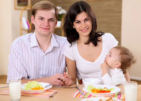 赤ちゃんと一緒に食事をしている家の若い家族 — ストック写真