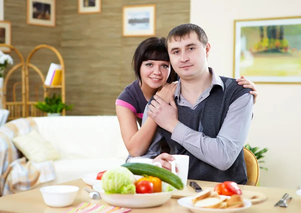 Пара вдома їсть — стокове фото