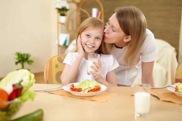 Madre con hija adolescente comiendo en casa —  Fotos de Stock