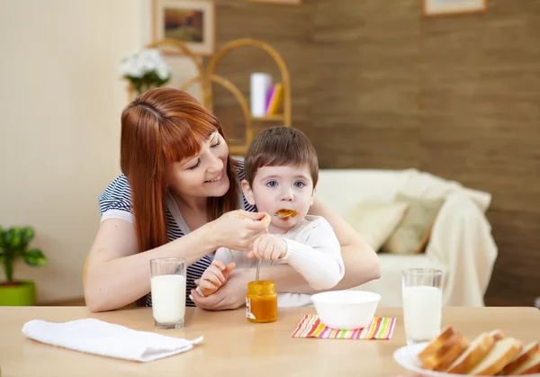 Mãe alimentando um bebê em casa — Fotografia de Stock