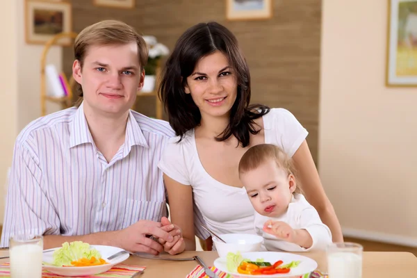 Jeune famille à la maison prendre le repas — Photo