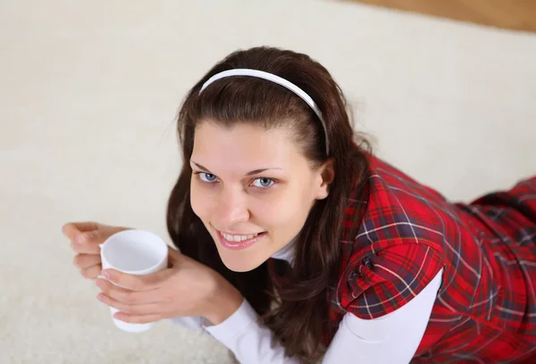 Une jeune fille avec un haut de tasse à la maison — Photo